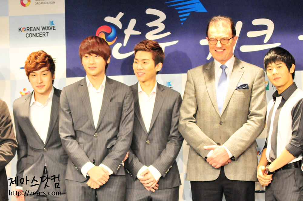 [CONF] [2011.11.28] K-pop concert press conference 141D5E414ED3433A260B3B