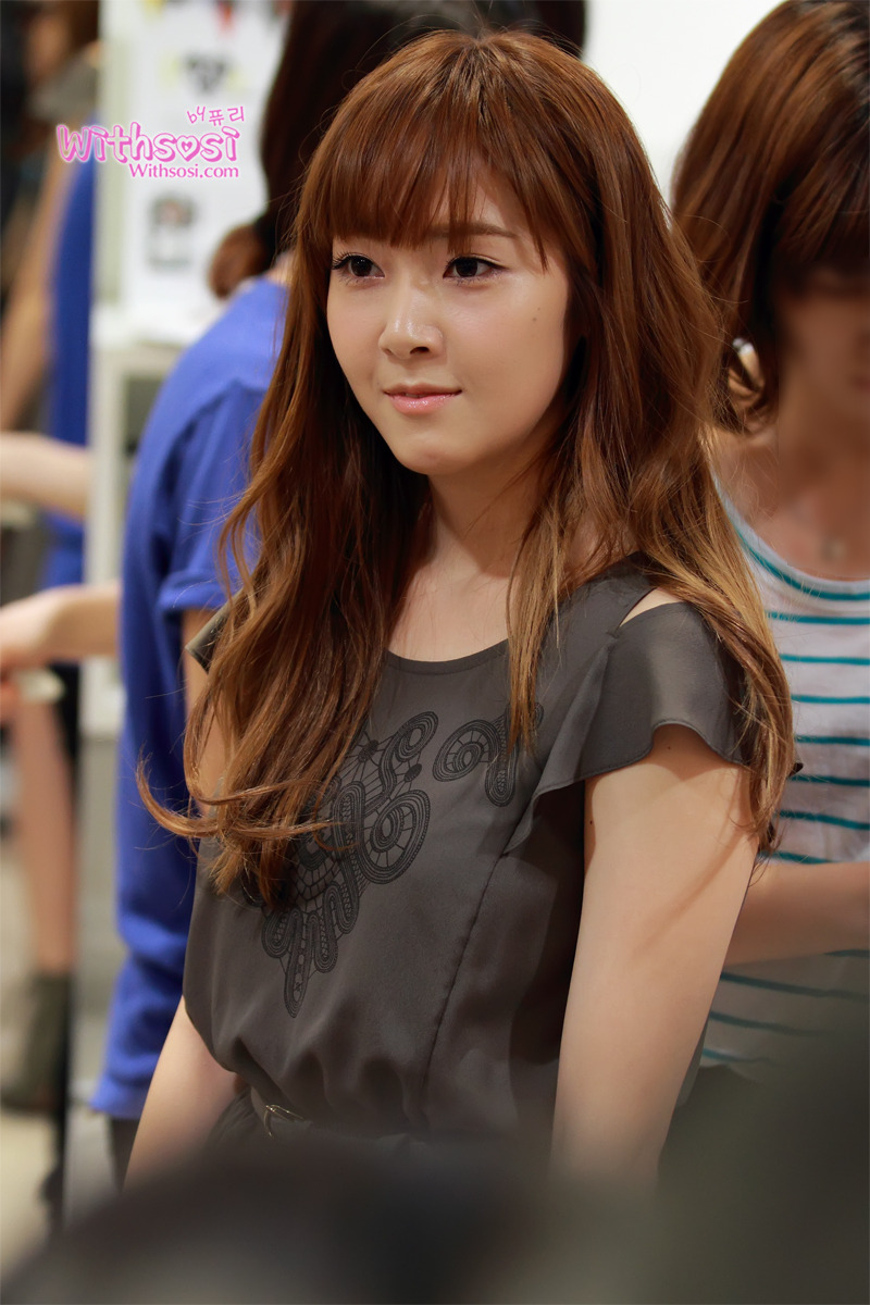 [PIC][15-06-2012]Jessica ghé thăm cửa hàng "COMING STEP" tại Gangnam vào trưa nay - Page 2 142B844C4FDB3CD4282A35