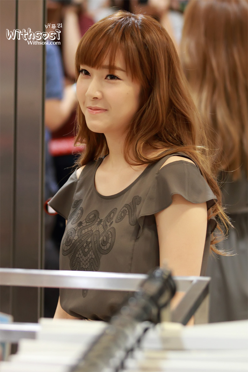 [PIC][15-06-2012]Jessica ghé thăm cửa hàng "COMING STEP" tại Gangnam vào trưa nay - Page 2 172B844C4FDB3CD0253F10