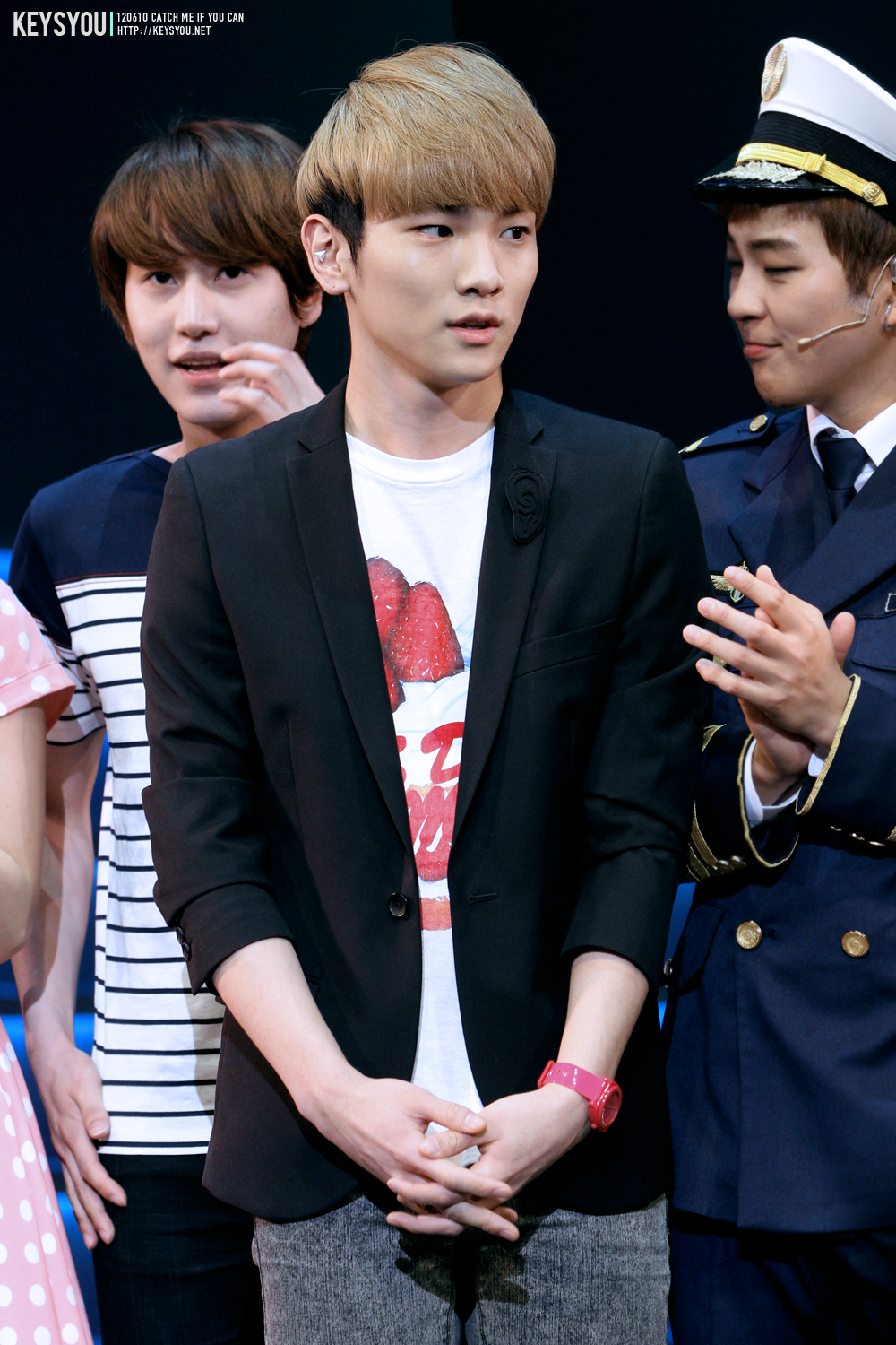 120610 Key @ Catch me if can can bidding Goodbye  177CC84B4FE18D11322DB1