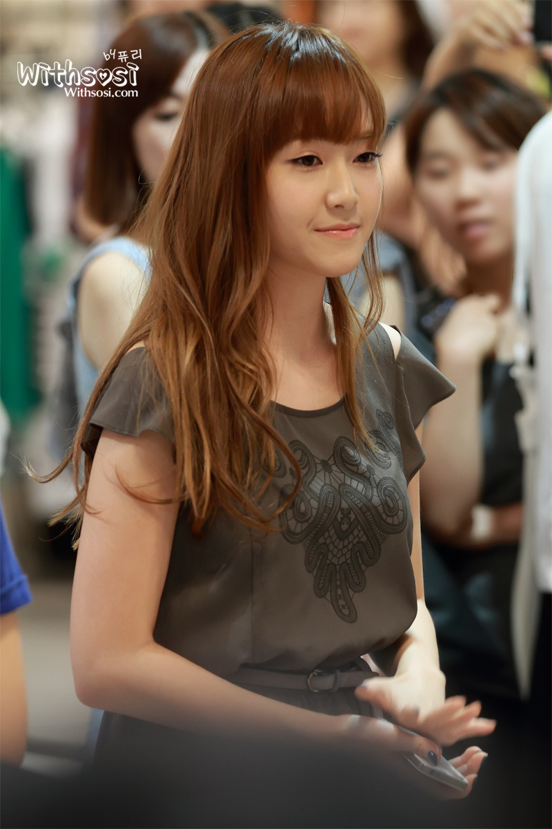 [PIC][15-06-2012]Jessica ghé thăm cửa hàng "COMING STEP" tại Gangnam vào trưa nay - Page 2 192B844C4FDB3CD126170B