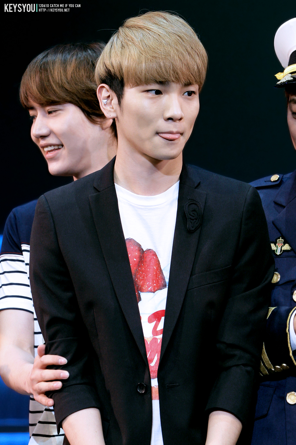 120610 Key @ Catch me if can can bidding Goodbye  2076F34B4FE18D103E792F