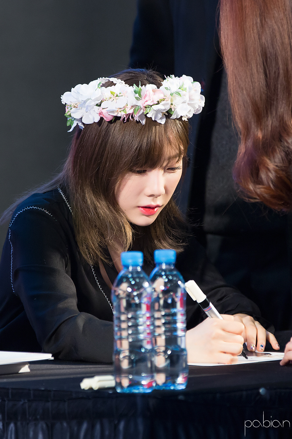 [PIC][18-11-2016]TaeYeon khởi hành đi Busan để tham dự buổi Fansign cho thương hiệu "Sword & Magic" vào hôm nay - Page 3 2226B450582ED5F4163F37