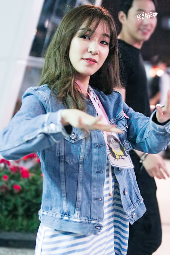 [PIC][06-06-2016]Tiffany tham dự buổi Fansign cho "I Just Wanna Dance" tại Busan vào chiều nay - Page 6 223B804257CEB45530C674