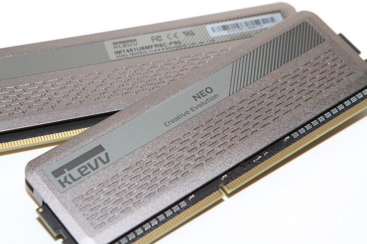 KLEVV Neo 8GB DDR3, 1600, 후기, 벤치마크,KLEVV Neo 8GB,KLEVV Neo,Klevv,클레브,IT,IT 제품리뷰,후기,사용기,KLEVV Neo 8GB DDR3 1600 후기 벤치마크편 입니다. 디자인이 우수한 메모리이고 오버클러킹 성능도 갖춘 메모리 였습니다. 세련된 알루미늄 방열판으로 레드닷 디자인 2015도 수상했습니다. XMP 설정을 통해서 쉽고 간단하게 메모리를 오버클러킹도 가능합니다. KLEVV Neo 8GB DDR3 1600 후기를 준비하면서 저도 오버클러킹을 해 봤습니다. 요즘은 오버클러킹도 참 쉽고 간단하게 됩니다. 좀 다른이야기 이지만 메인보드가 고급형이면 좀 더 오버클러킹이 쉽습니다. 실패 확률도 낮긴 하구요. 개인적으로는 고클럭 메모리를 좋아합니다. 이 메모리는 DDR3 1600으로 셋팅해놓고 사용해도 되고 좀 더 클럭을 올려서 사용해도 괜찮습니다. KLEVV Neo 8GB DDR3 1600 셋팅하면서 자동 OC를 이용해서 오버를 간단히 해 봤습니다. CPU와 함깨 램을 함께 오버클러킹을 하면 시스템 전체적인 성능이 올라갑니다. 클럭을 고정해놓지 않으면 시스템이 쉬고 있을 때에는 클럭이 낮아져서 전력소모량도 낮게 가져갈 수 있습니다.