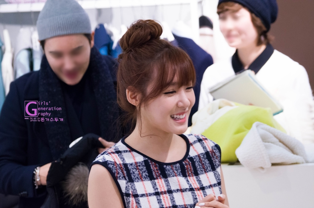 [PIC][28-11-2013]Tiffany ghé thăm cửa hàng "QUA" ở Hyundai Department Store vào trưa nay - Page 2 231708455297567E2D7054