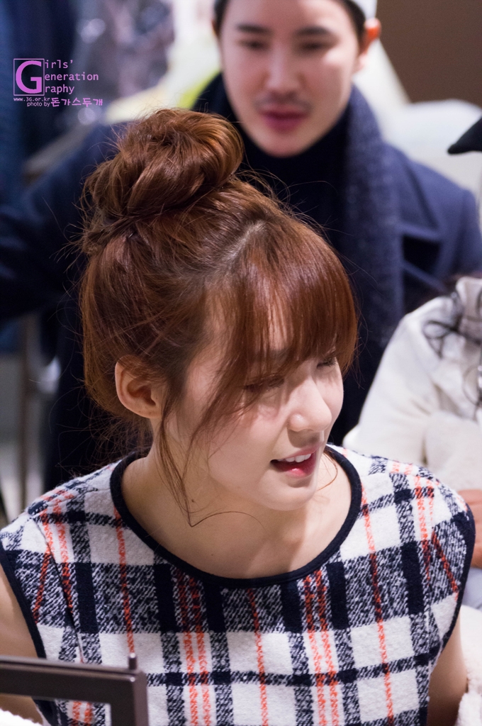 [PIC][28-11-2013]Tiffany ghé thăm cửa hàng "QUA" ở Hyundai Department Store vào trưa nay - Page 2 236DD3455297567F09F279