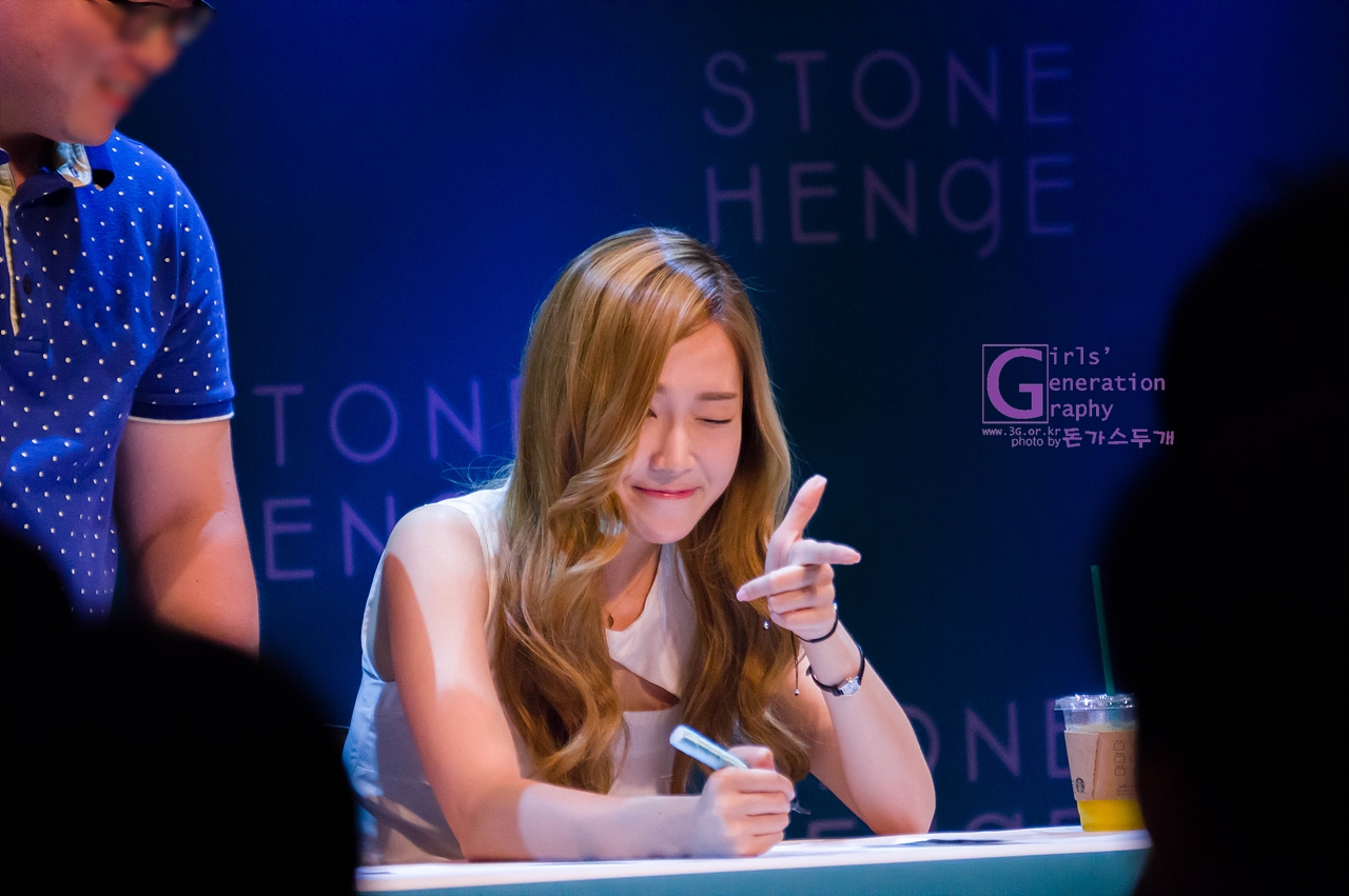 [PIC][31-08-2013]Jessica xuất hiện tại buổi fansign cho "StoneHenge" vào chiều nay 2406353E5223FECA11228E