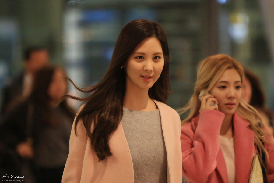 [PIC][23-11-2013]SeoHyun và HyoYeon trở về Hàn Quốc vào sáng sớm nay 2421F339528FE7AC29F943
