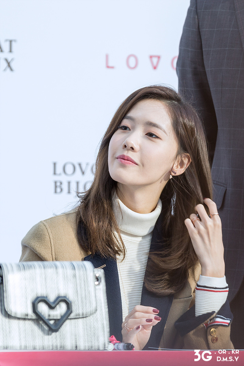 [PIC][24-10-2015]YoonA tham dự buổi fansign cho thương hiệu "LOVCAT" vào chiều nay - Page 5 2426454556383EDF0A391D