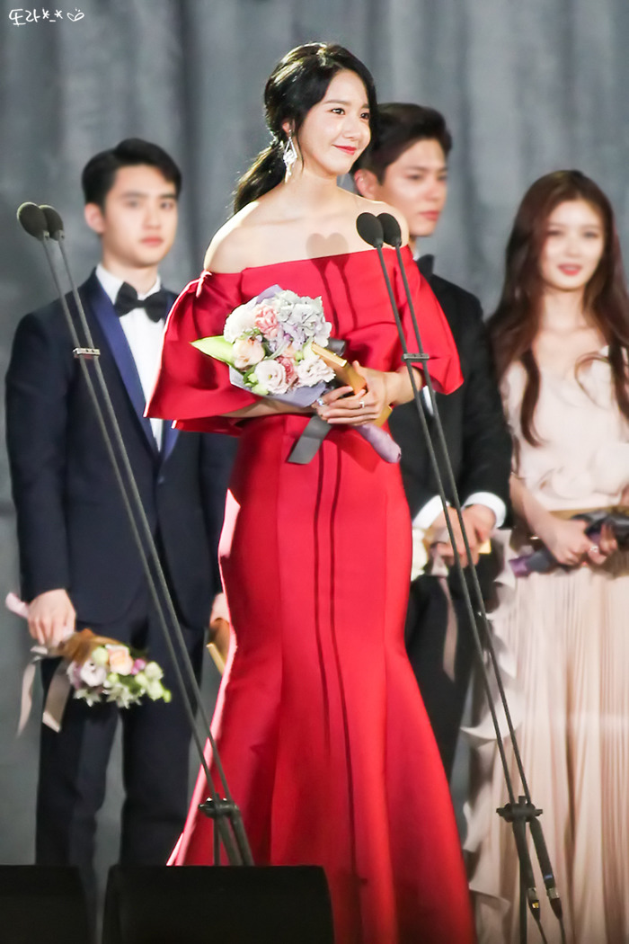 [PIC][03-05-2017]YoonA tham dự "53rd Baeksang Arts Awards" vào chiều nay + Giành "Most Popular Actress or Star Century Popularity Award (in Film)" - Page 2 24273535590C665536A6BF