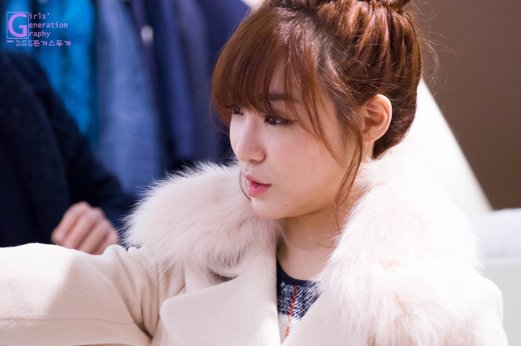 [PIC][28-11-2013]Tiffany ghé thăm cửa hàng "QUA" ở Hyundai Department Store vào trưa nay - Page 2 253E954552975626174DB0