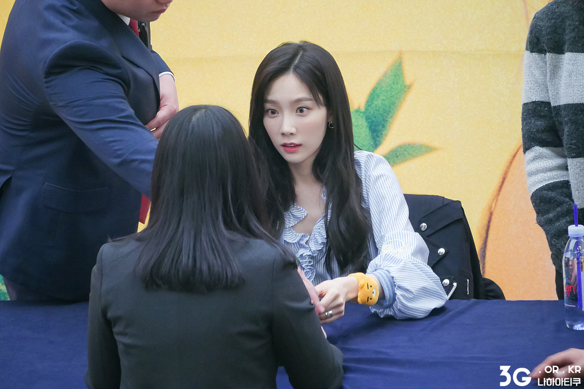 [PIC][17-03-2017]TaeYeon tham dự buổi Fansign cho "MY VOICE" tại COEX MALL Live Plaza vào tối nay - Page 6 25600A5058CE63D41303AF