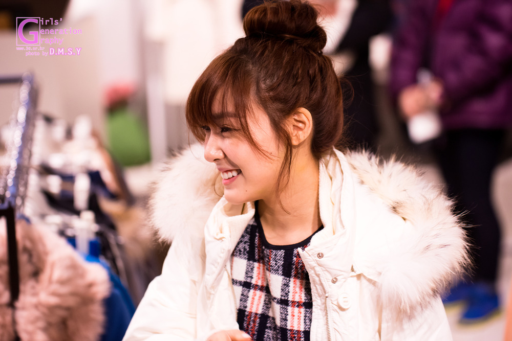 [PIC][28-11-2013]Tiffany ghé thăm cửa hàng "QUA" ở Hyundai Department Store vào trưa nay 2572F938529744CD2258EF