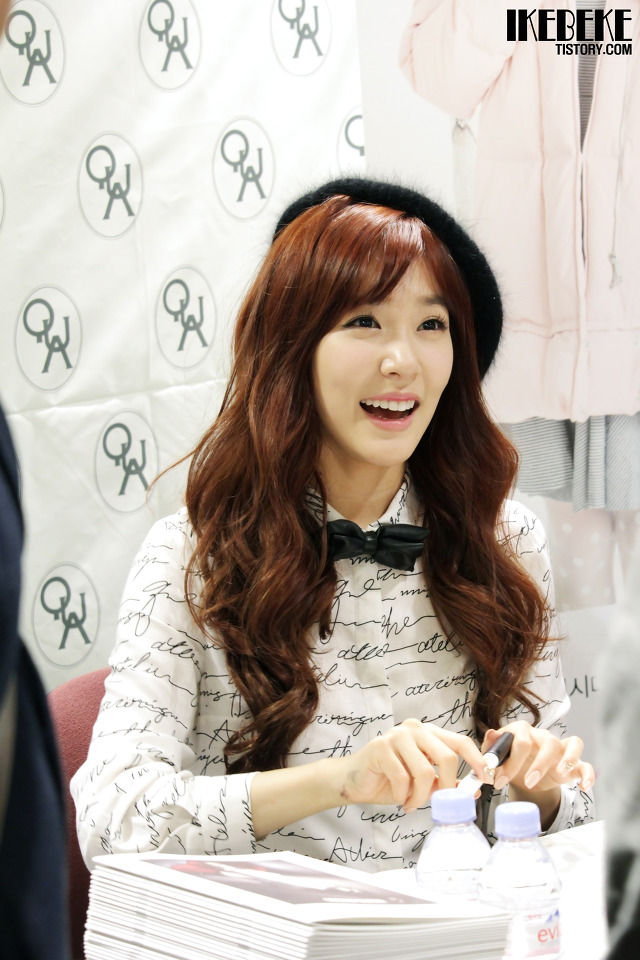 [PIC][07-11-2013]Tiffany xuất hiện tại buổi fansign cho thương hiệu "QUA" vào chiều nay - Page 2 2606B940527D14C10210FA