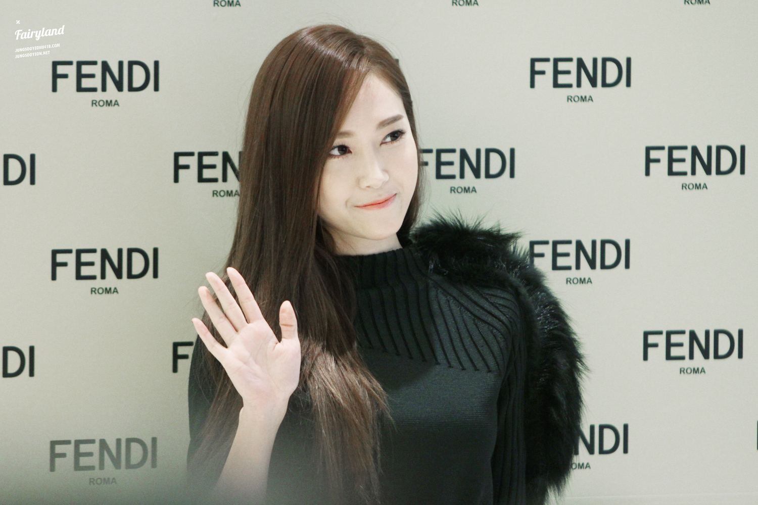 [PIC][24-11-2014]Jessica tham dự sự kiện khai trương cửa hàng "Fendi" tại Lotte World - Seoul vào chiều nay 26212B425474719E299947