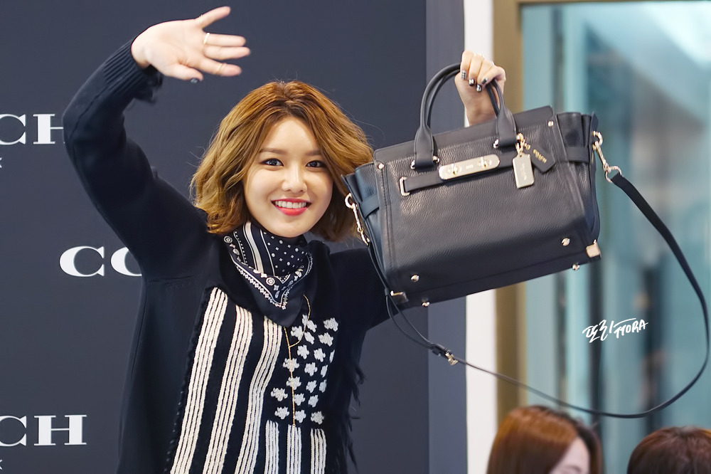  [PIC][27-11-2015]SooYoung tham dự buổi Fansign cho thương hiệu "COACH" tại Lotte Department Store Busan vào trưa nay - Page 2 266D383556754FA10774F0