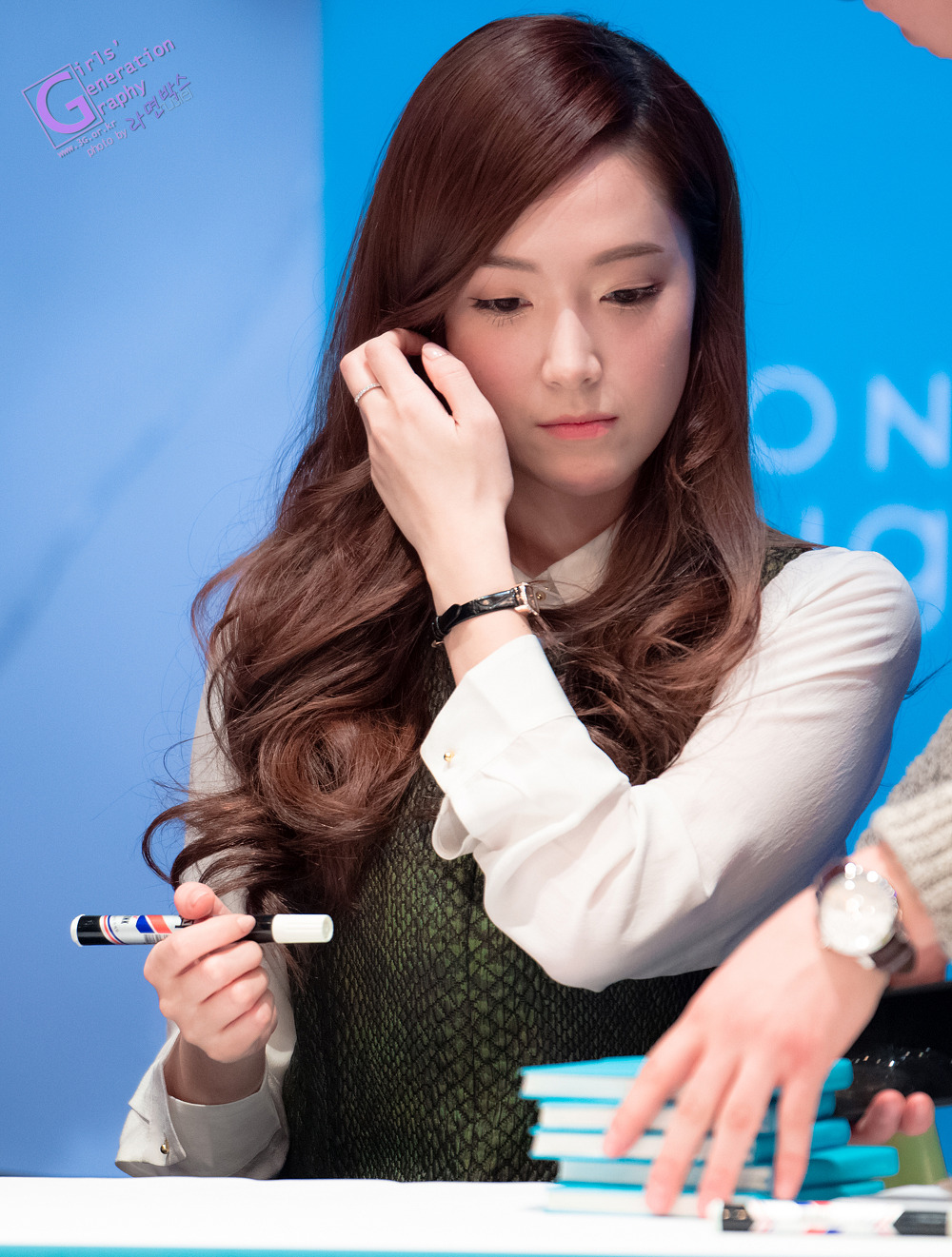 [PIC][01-12-2013]Jessica xuất hiện tại buổi fansign thứ 2 cho thương hiệu "STONEHENgE" vào trưa nay - Page 2 273E3050529DFD8324ED55