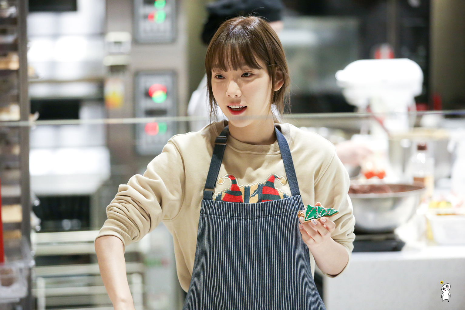 [PIC][20/21-12-2016]TaeYeon xuất hiện tại SUM CAFÉ để tham gia làm bánh Giáng Sinh vào chiều nay - Page 6 211CCA405868EC6720DC12