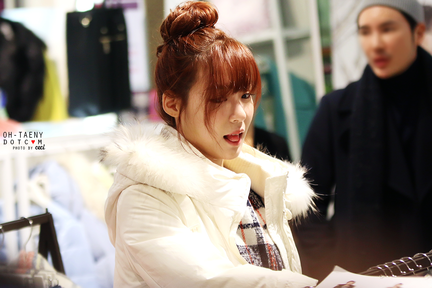 [PIC][28-11-2013]Tiffany ghé thăm cửa hàng "QUA" ở Hyundai Department Store vào trưa nay - Page 3 2438EF4E529B242210832C