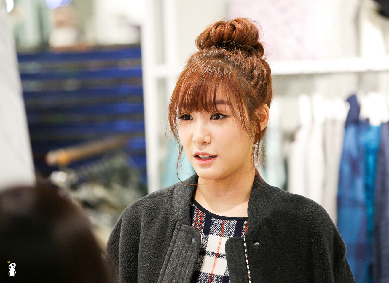 [PIC][28-11-2013]Tiffany ghé thăm cửa hàng "QUA" ở Hyundai Department Store vào trưa nay - Page 3 2510A43F52980CB334CF43
