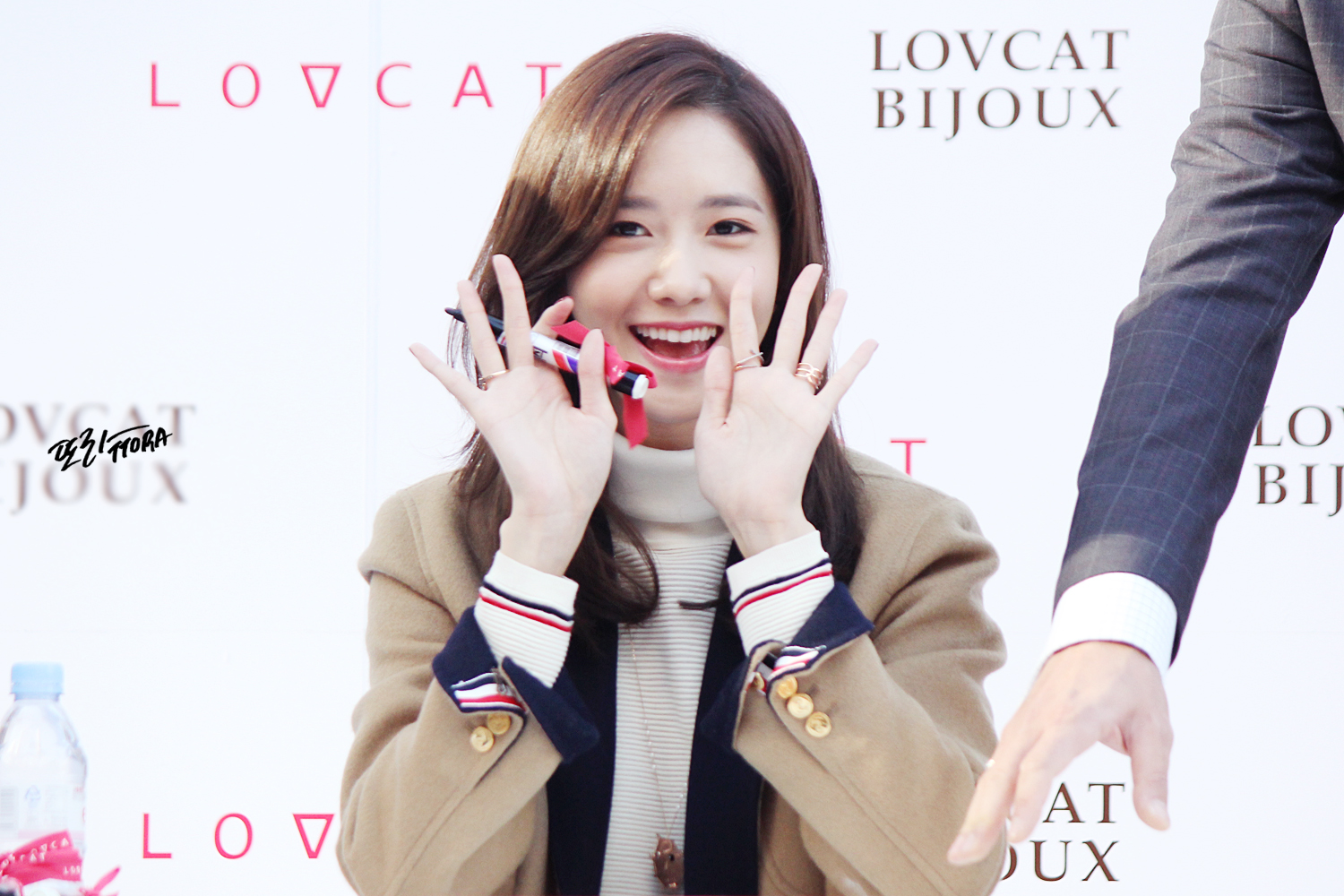 [PIC][24-10-2015]YoonA tham dự buổi fansign cho thương hiệu "LOVCAT" vào chiều nay - Page 3 26140639562CDB922D93A6