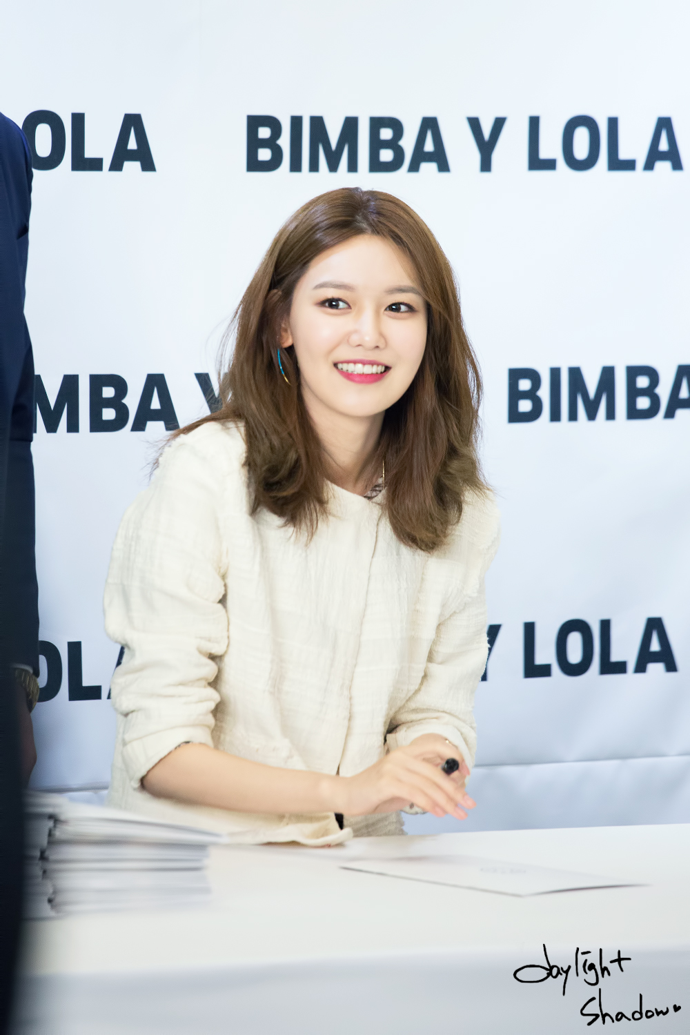 [PIC][10-03-2017]SooYoung tham dự buổi Fansign cho dòng thời trang "BIMBA Y LOLA" tại Lotte Department Store vào chiều nay - Page 2 272FBA4158C7DA02338E2C