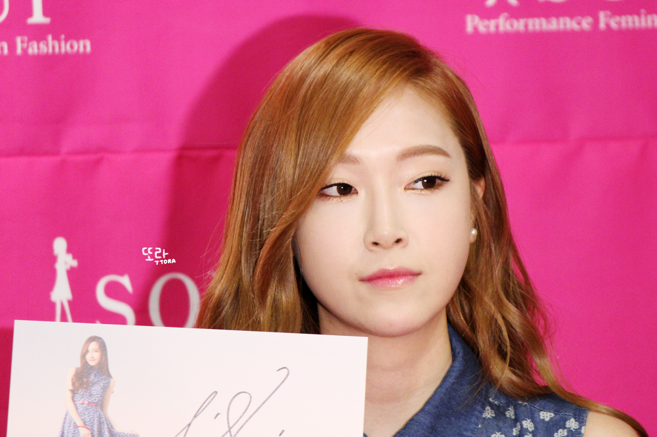 [PIC][14-06-2014]Jessica tham dự buổi fansign lần 2 cho thương hiệu "SOUP" vào trưa nay 277AE84853AA8C9D1C121A
