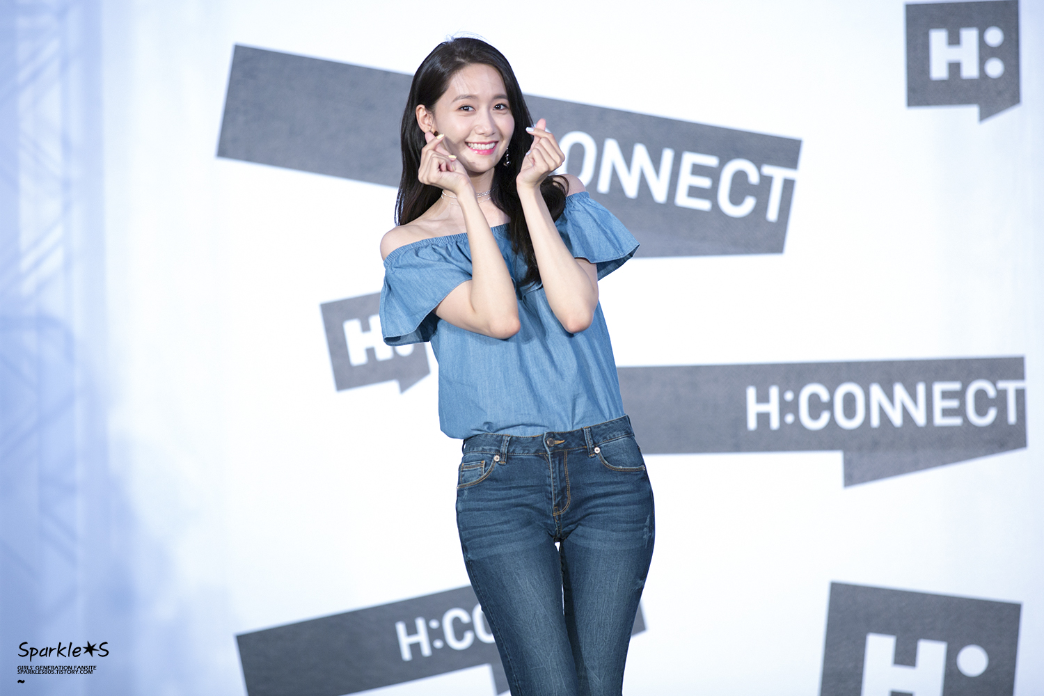 [PIC][22-07-2017]YoonA khởi hành đi Đài Loan để tham dự buổi Fanmeeting cho thương hiệu "H:CONNECT" vào hôm nay - Page 4 27D78133597560A81DE9CF